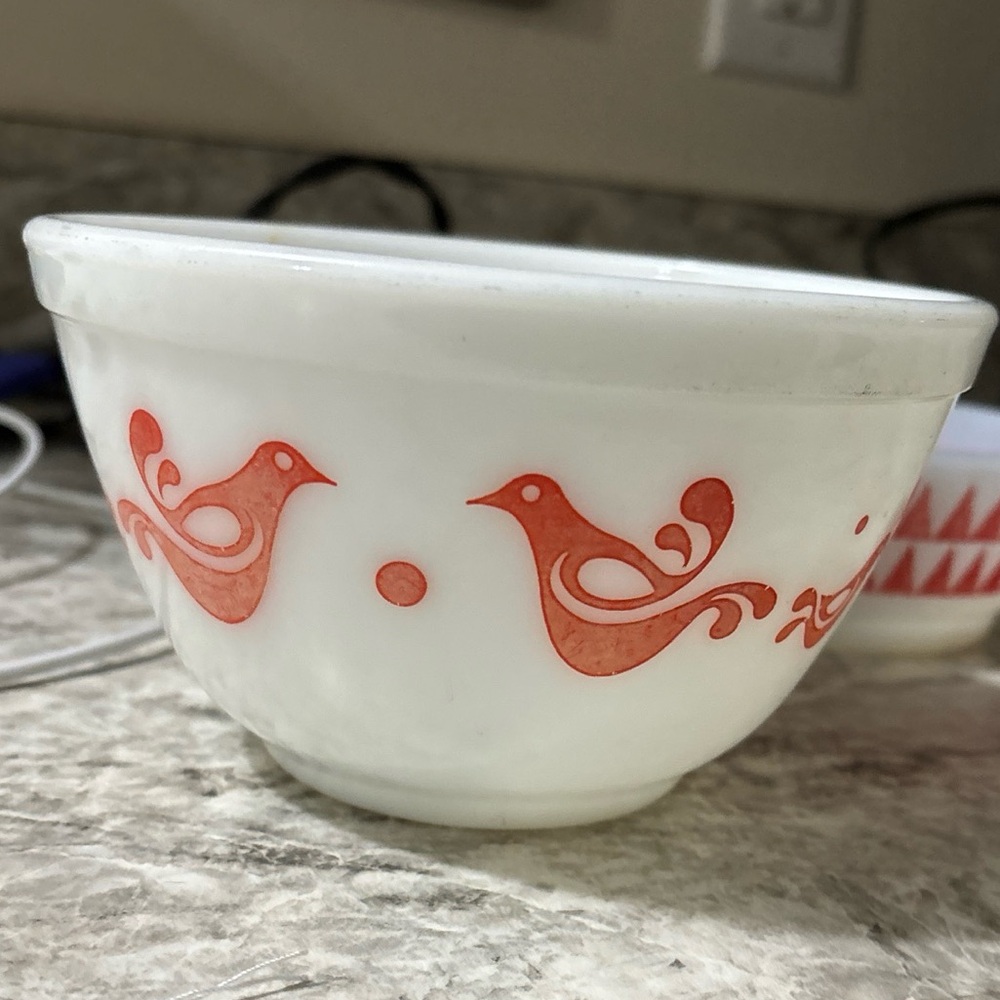Vintage 1&1/2 pint “friendship” Pyrex